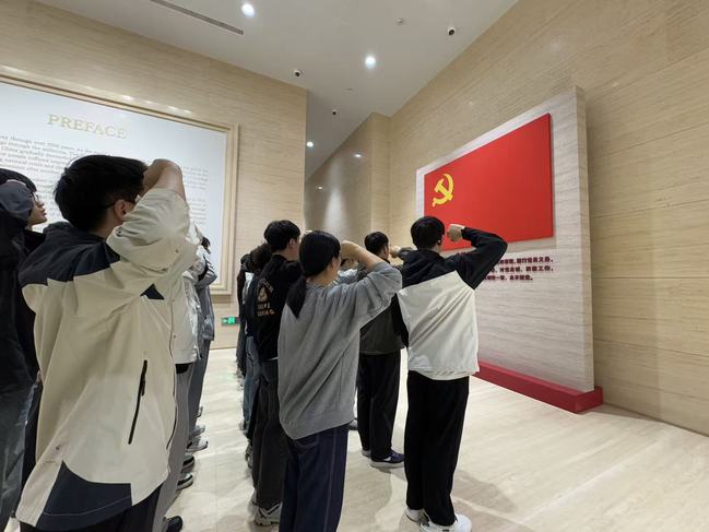 初心巴士映初心，红色足迹铸使命——电气工程学部党委开展研究生新生党员主题党日活动