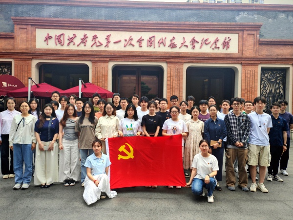 beat365中国唯一官方网站组织新发展党员参观中共一大纪念馆 开展新党员入党宣誓仪式