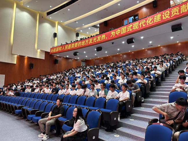 beat365中国唯一官方网站举办“教授与2025级本科新生面对面”新生入学教育讲座