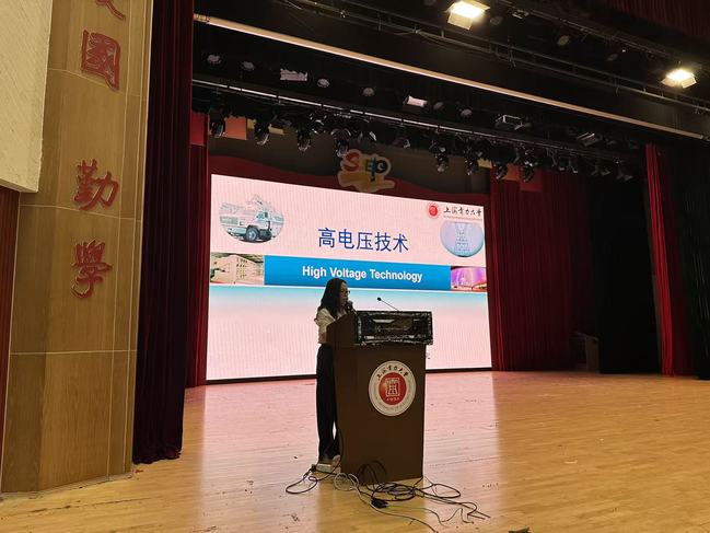 beat365中国唯一官方网站举办“教授与2025级本科新生面对面”新生入学教育讲座